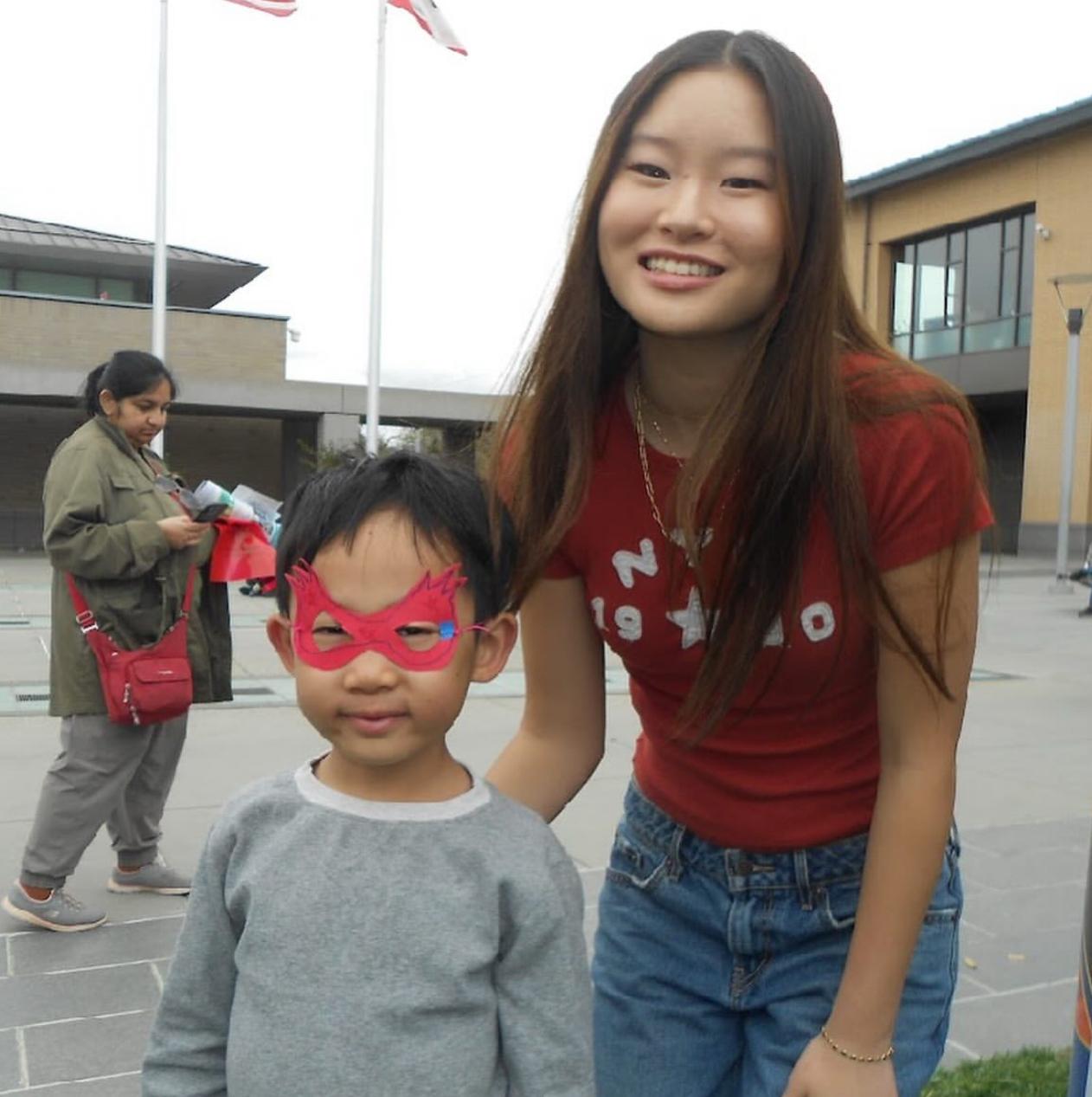 Artify volunteer and child with face paint